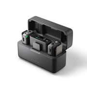 ชุด DJI Mic พร้อมไมโครโฟนสองตัวในเคสชาร์จที่เปิดอยู่