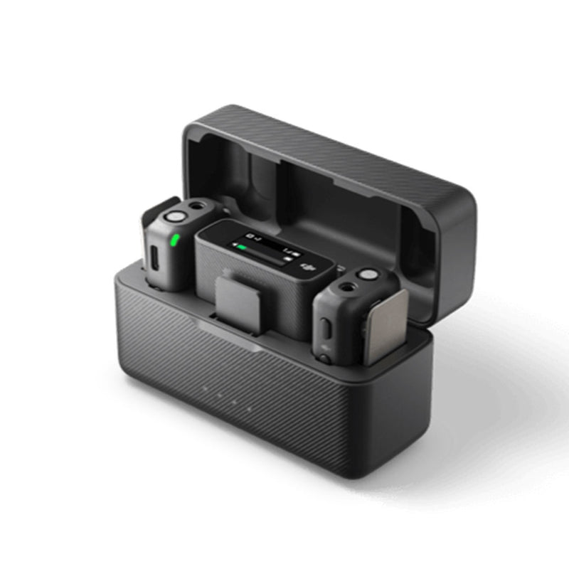 ชุด DJI Mic พร้อมไมโครโฟนสองตัวในเคสชาร์จที่เปิดอยู่